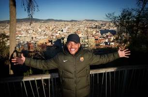 Vitor Roque chega em Barcelona (Foto: Divulgação/Barcelona)