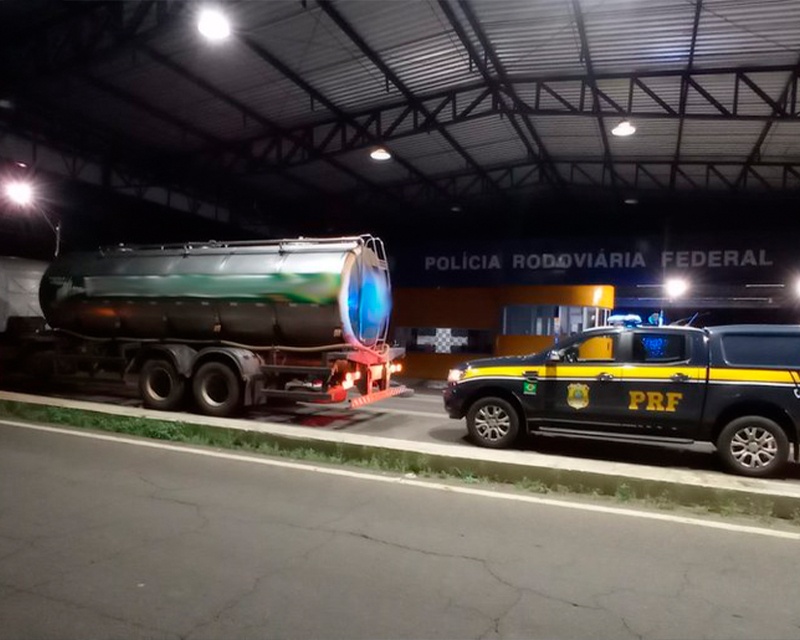 Caminhão com irregularidades significativas no sistema de pós-tratamento de gases poluentes.