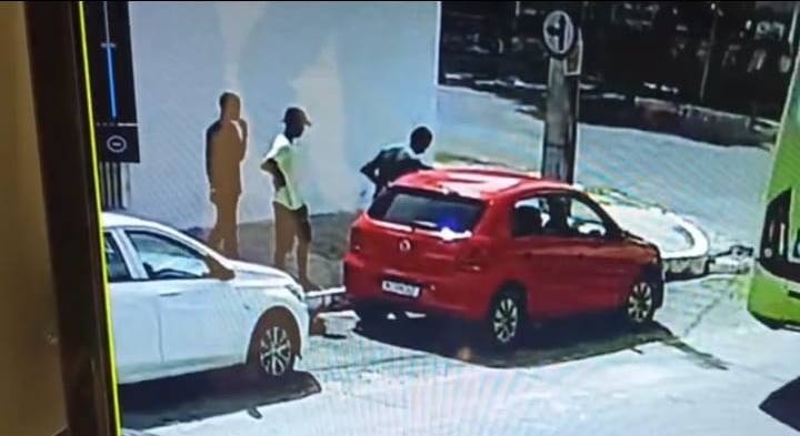Momento em que assaltantes roubam carro