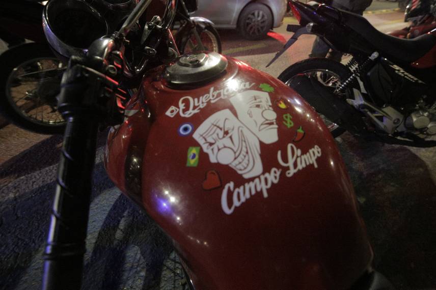 PM apreende dezenas de motos em operação para proibir 'rolezinhos' na Estaiada PM apreende dezenas de motos em operação para proibir 'rolezinhos' na Estaiada