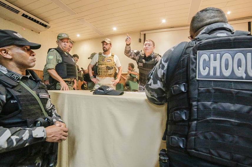PM apreende dezenas de motos em operação para proibir 'rolezinhos' na Estaiada PM apreende dezenas de motos em operação para proibir 'rolezinhos' na Estaiada
