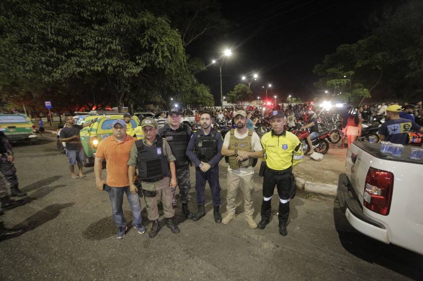 PM apreende dezenas de motos em operação para proibir 'rolezinhos' na Estaiada PM apreende dezenas de motos em operação para proibir 'rolezinhos' na Estaiada