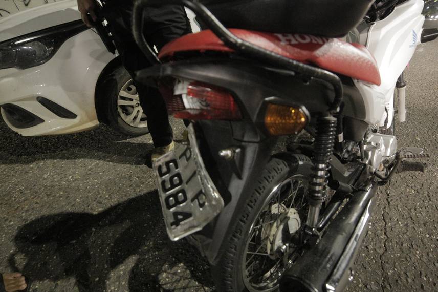 PM apreende dezenas de motos em operação para proibir 'rolezinhos' na Estaiada PM apreende dezenas de motos em operação para proibir 'rolezinhos' na Estaiada