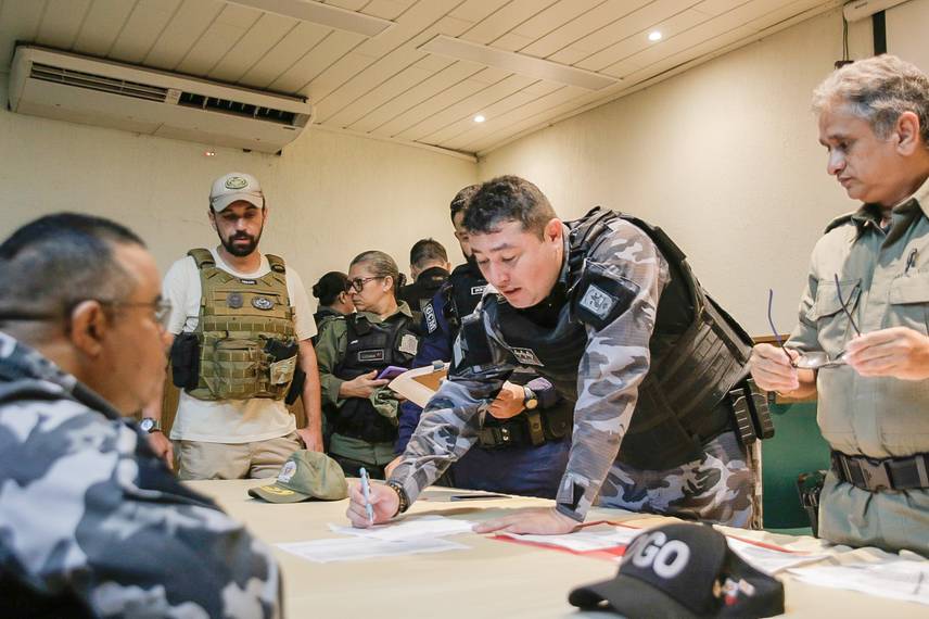 PM apreende dezenas de motos em operação para proibir 'rolezinhos' na Estaiada PM apreende dezenas de motos em operação para proibir 'rolezinhos' na Estaiada