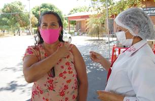 Vacinas da gripe e covid bivalente seguem disponíveis nas UBS e postos drive thru (Foto: Ascom/ FMS)