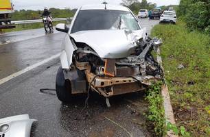 Acidente entre carro e caminhão (Foto: Divulgação/ PRF-PI)