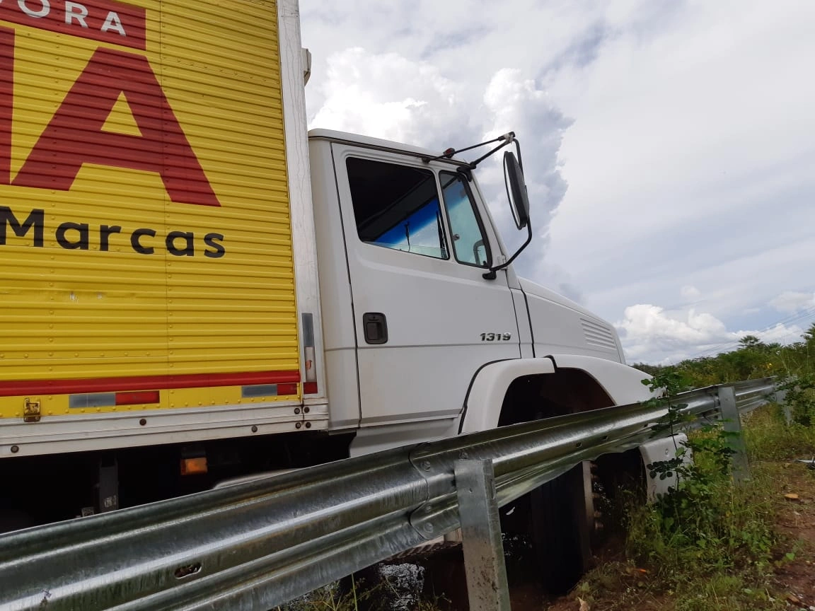 Acidente entre carro e caminhão