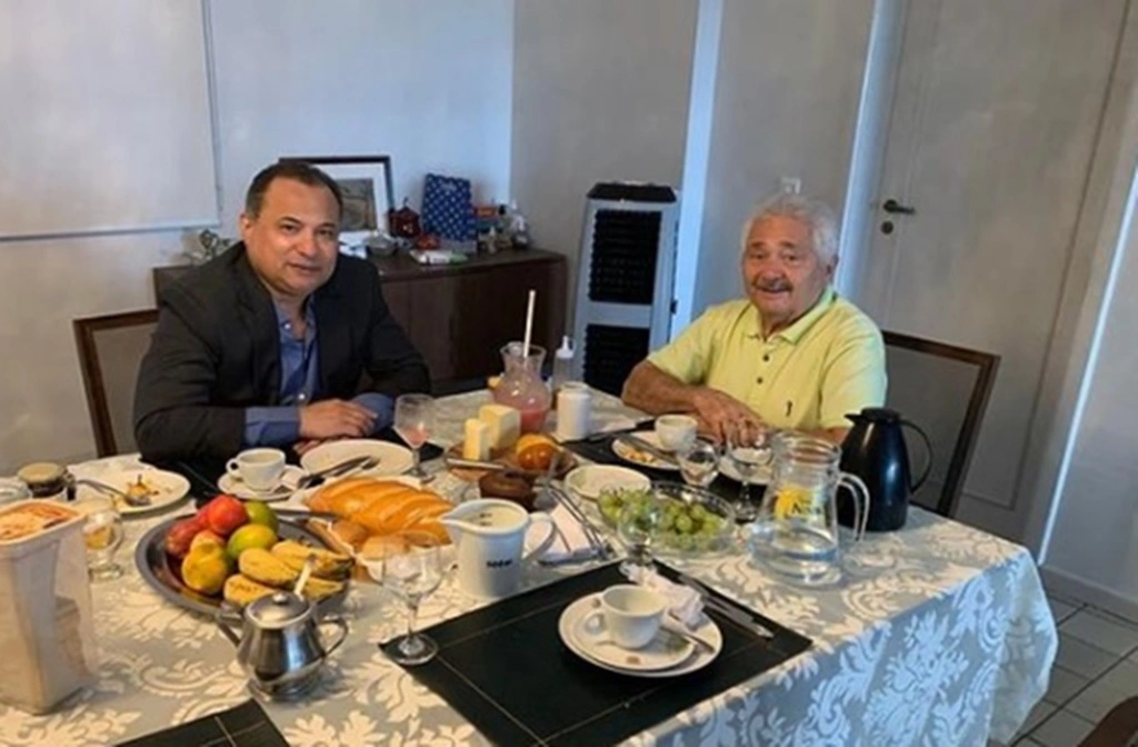 Evaldo Gomes e Elmano Férrer em café da manhã que tratou sobre política