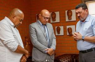 Franzé recebe oração de evangélicos (Foto: Reprodução)