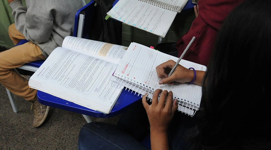 Jovens estudando