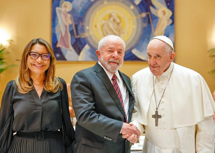 Primeira-dama Janja Lula da Silva, presidente Lula e Papa Francisco I, respectivamente