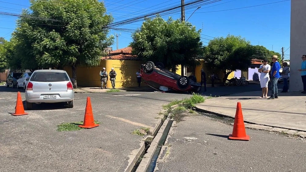 Registro do veículo capotado na Zona Sul de Teresina