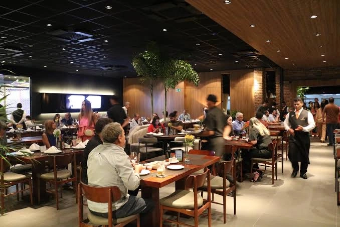 Restaurante Coco Bambu reinaugura seis meses após explosão