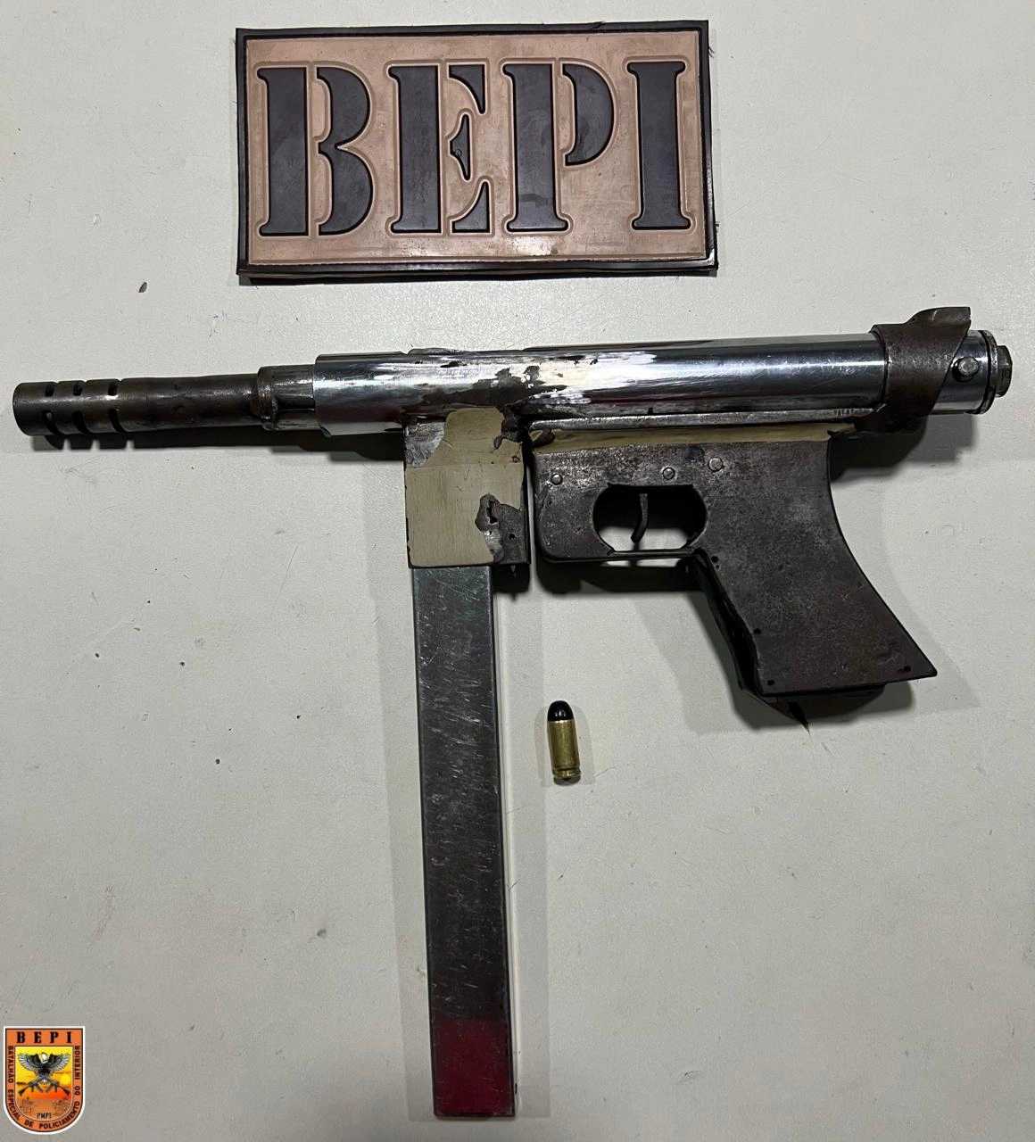 Arma apreendida com o suspeito