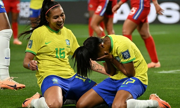 Ary Borges emocionada comemorando seu primeiro gol pela Copa do Mundo Feminina