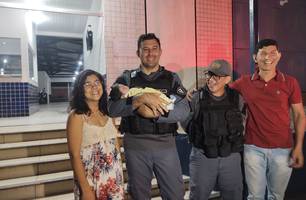 Bebê é salvo por policiais em Timon (Foto: Divulgação/ PM-MA)