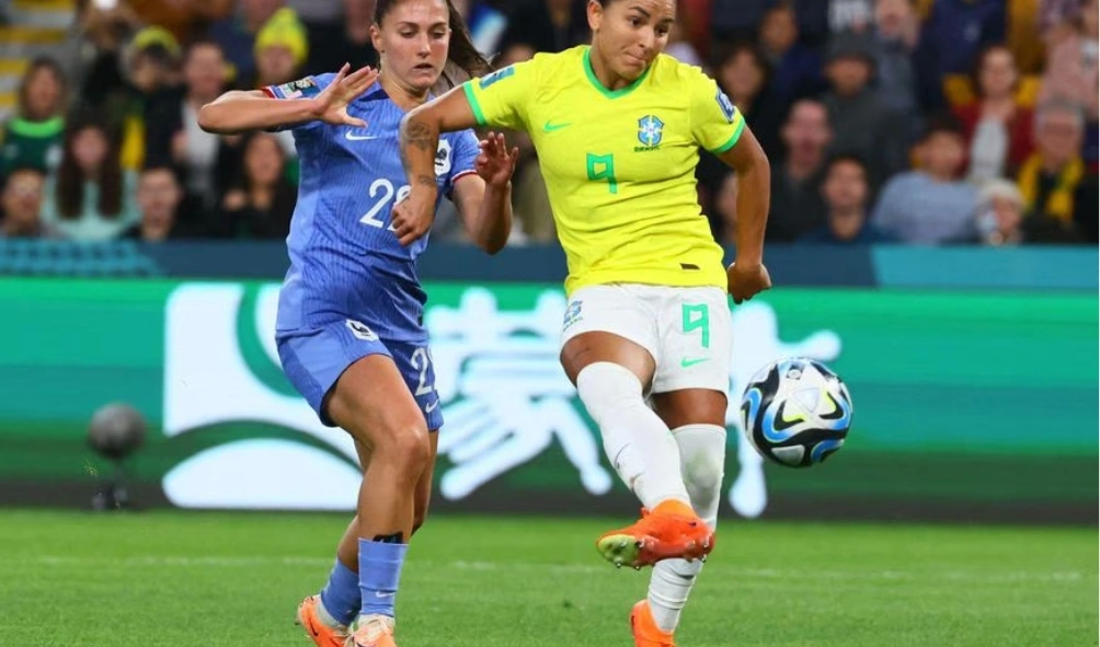 Brasileira Debinha marca gol em partida contra a França.