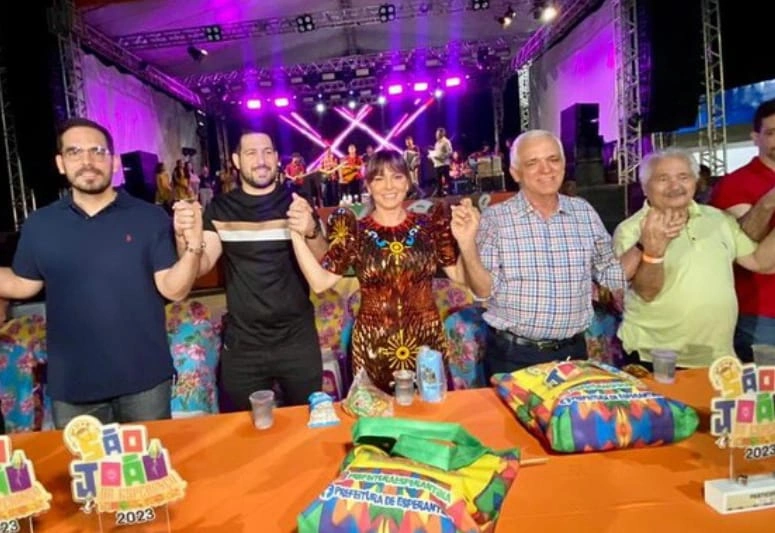 Elmano Férrer viaja com Themístocles à Esperantina
