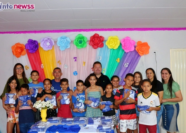 Entrega de fardas aos alunos da rede municipal de ensino de Francisco Macêdo