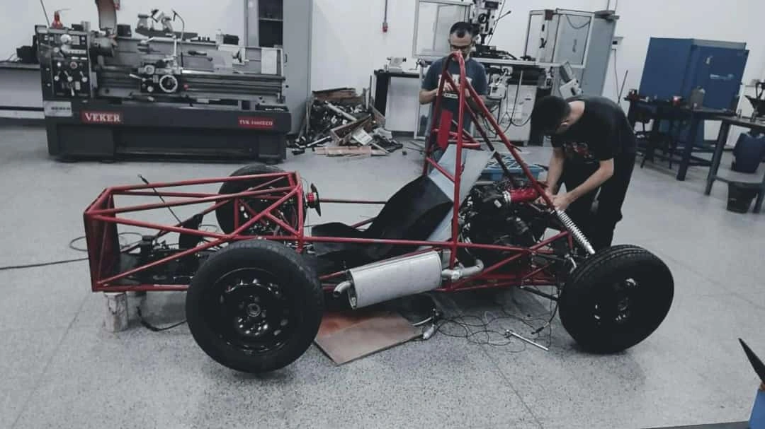 Equipe desenvolvendo o carro de Fórmula 1
