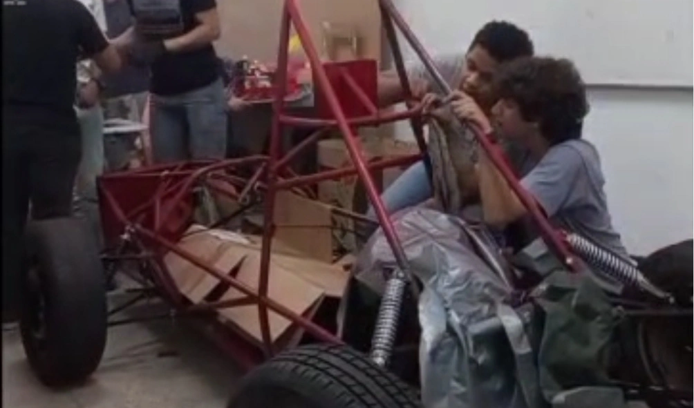 Equipe desenvolvendo o carro de Fórmula 1