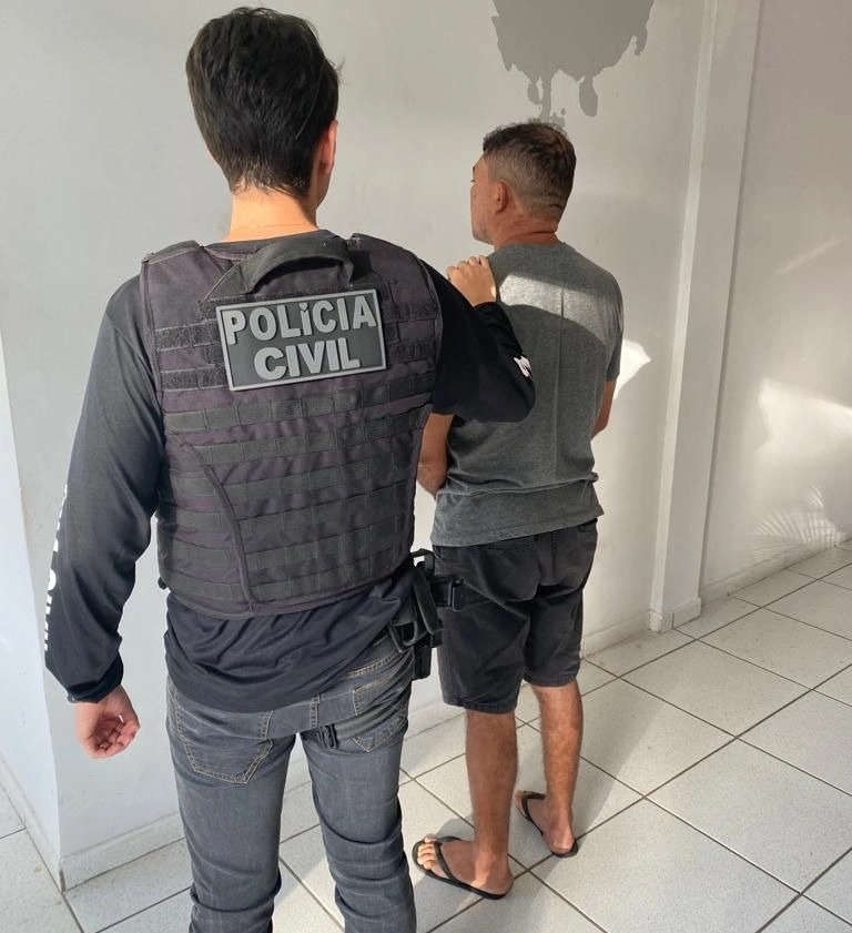 Homem preso acusado de estuprar a filha