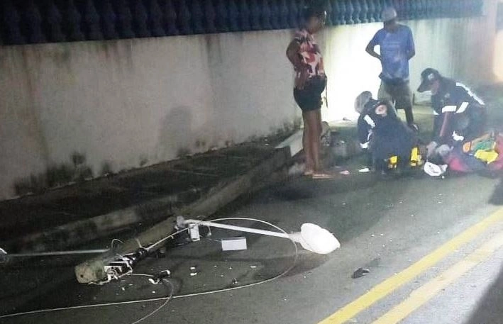 Jovem sendo atendido pelo Samu após acidente
