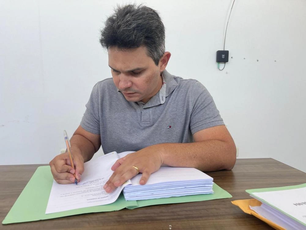 Júnior Ribeiro anunciou que assinou o contrato para obra de recapeamento asfáltico da Avenida Marechal Castelo Branco