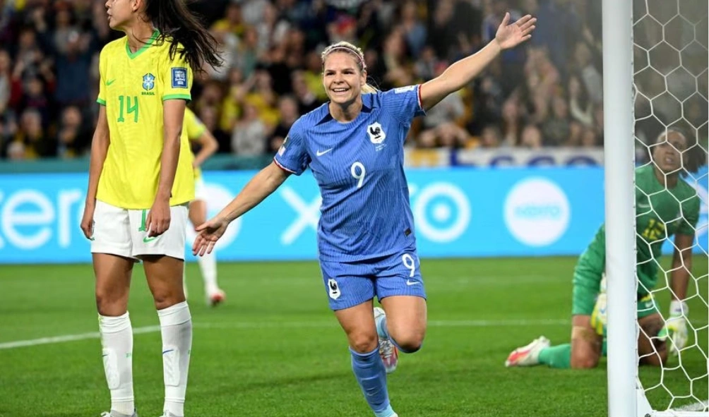 Le Sommer marca primeiro gol em partida contra o Brasil.