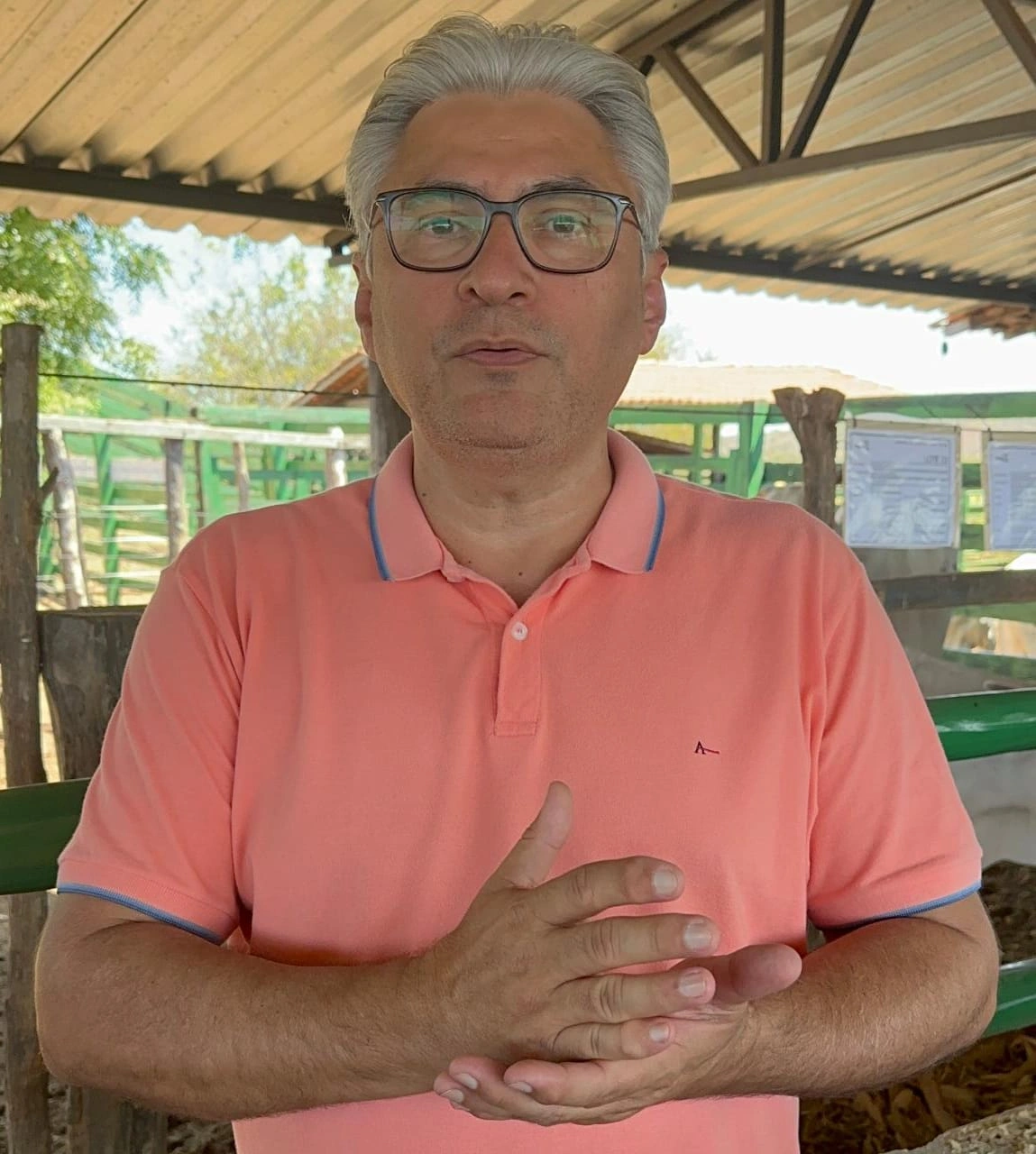 Médico veterinário, Michael Medeiros.