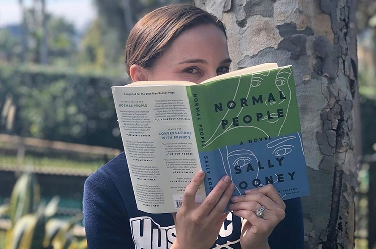 Nathalie Portman com o livro Pessoas Normais