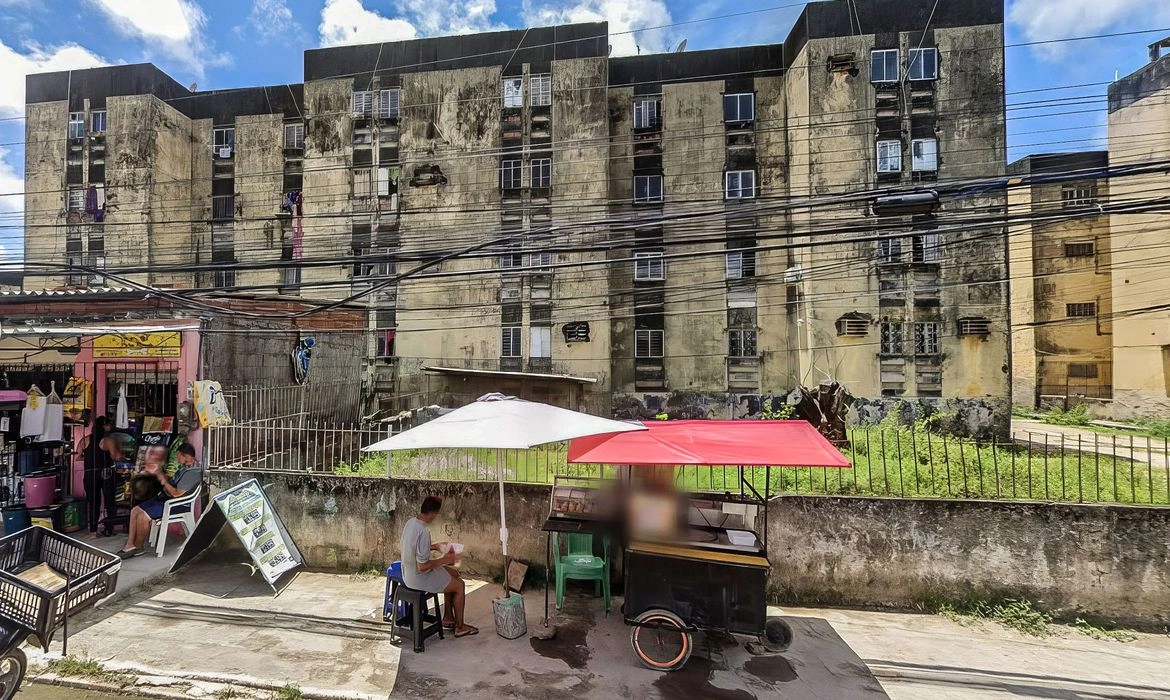 Prédio desaba em conjunto residencial