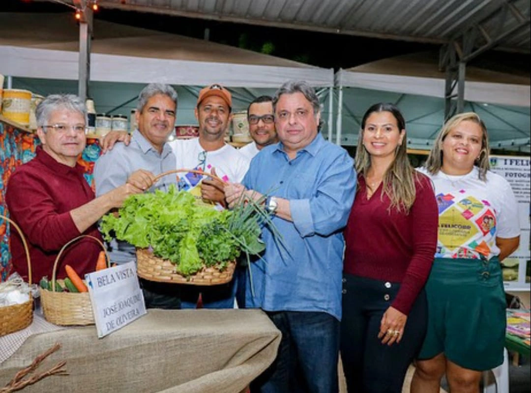 Prefeito de Corrente Murilo Mascarenha, primeira-dama Andréia Cristina, o deputado federal Júlio Arcoverde e o deputado estadual Gustavo Neiva