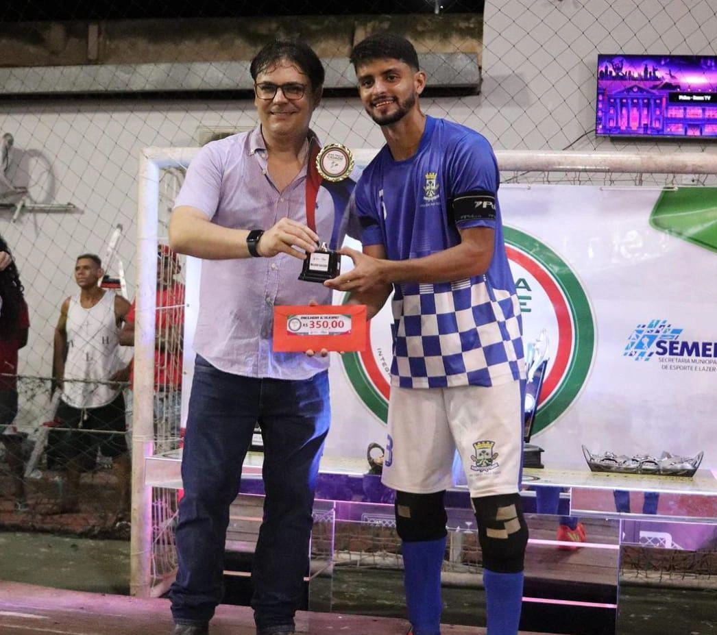 Prefeito de José de Freitas e jogador de Cabeceiras com a taça de campeão do torneio TAÇA CIDADE de Futsal