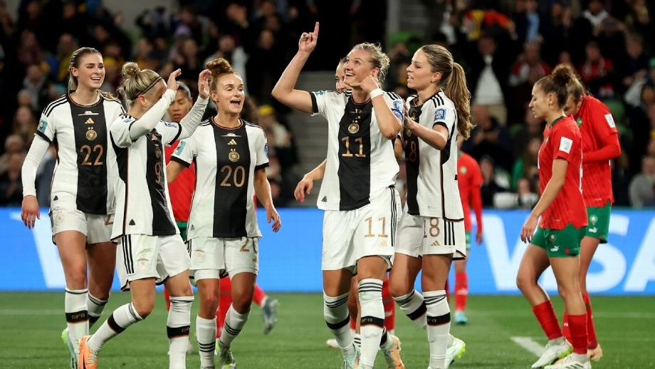 Seleção alemã após o gol da atacante Alexandra Popp