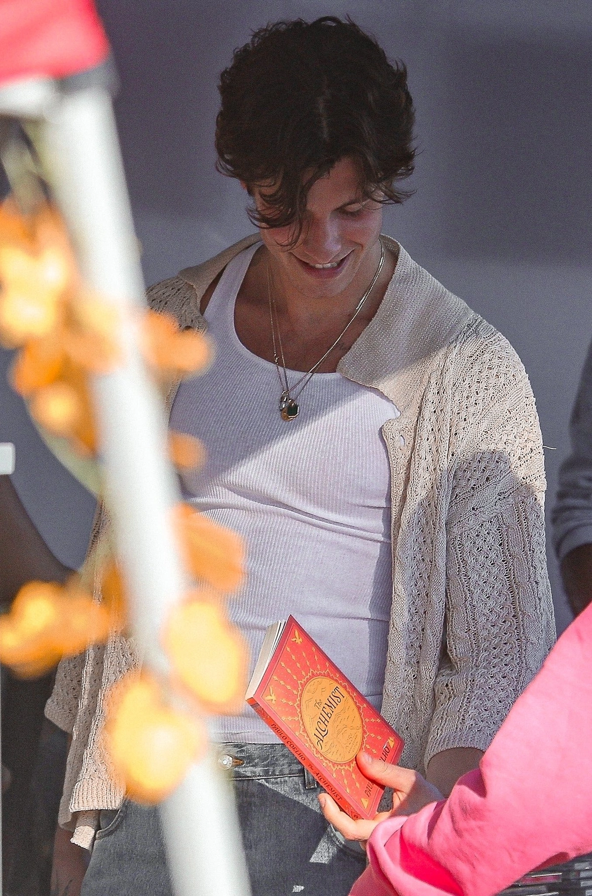 Shawn Mendes com o livro brasileiro O Alquimista