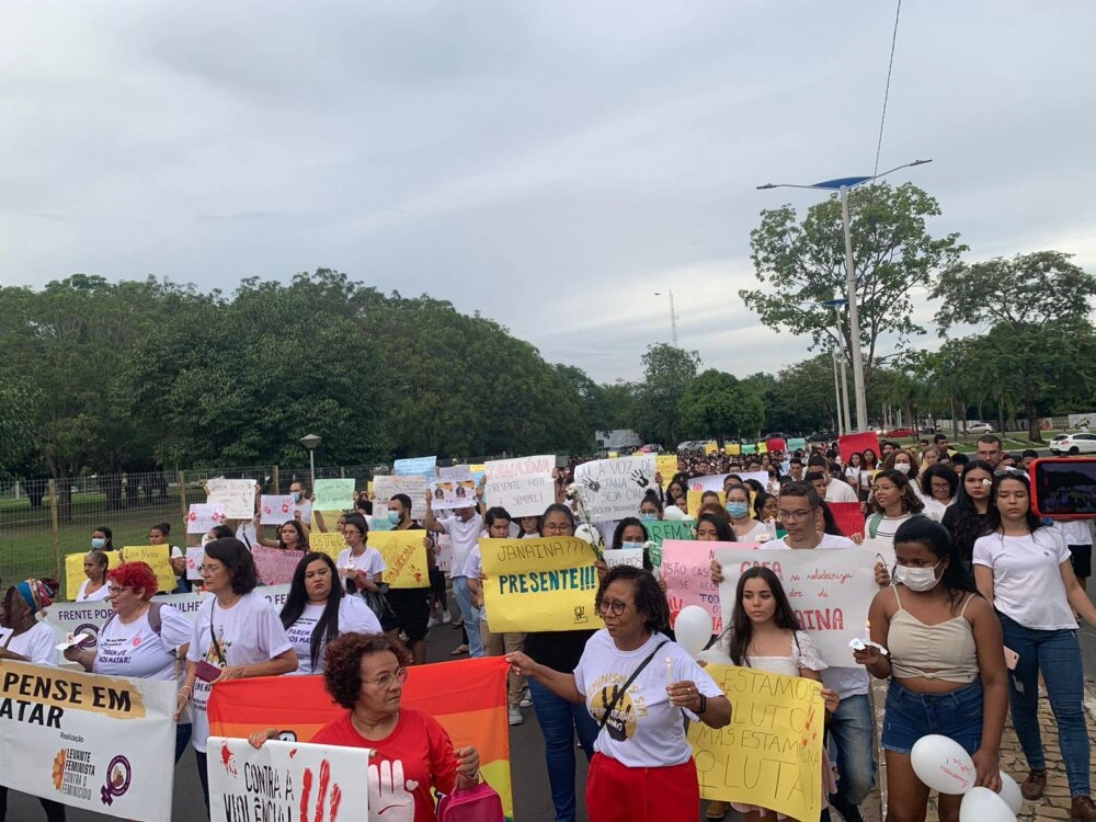 Alunos, professores e servidores homenagearam Janaína e protestaram por mais segurança