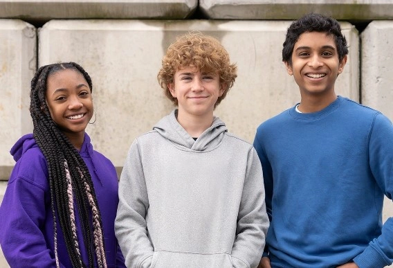 Annabeth (Leah Sava Jeffries), Percy Jackson (Walker Scobell) e Grover (Aryan Simhadri)