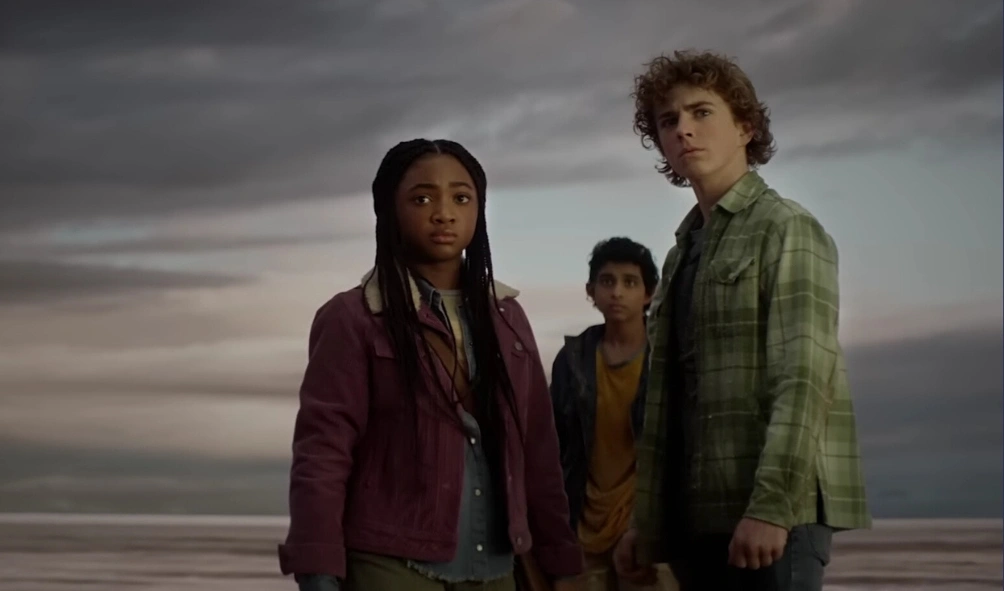 Annabeth (Leah Sava Jeffries), Percy Jackson (Walker Scobell) e Grover (Aryan Simhadri)