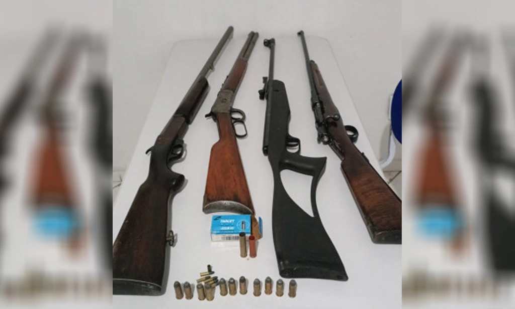 Arma apreendida com o suspeito