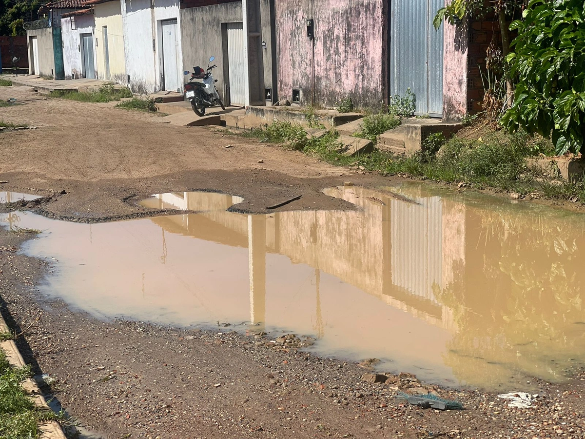 Buraco que existe na quadra 9 do bairro Parque Brasil I