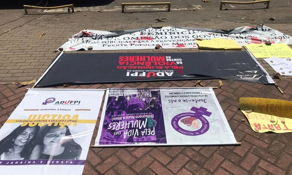 Cartazes estendidos durante manifestação na UFPI