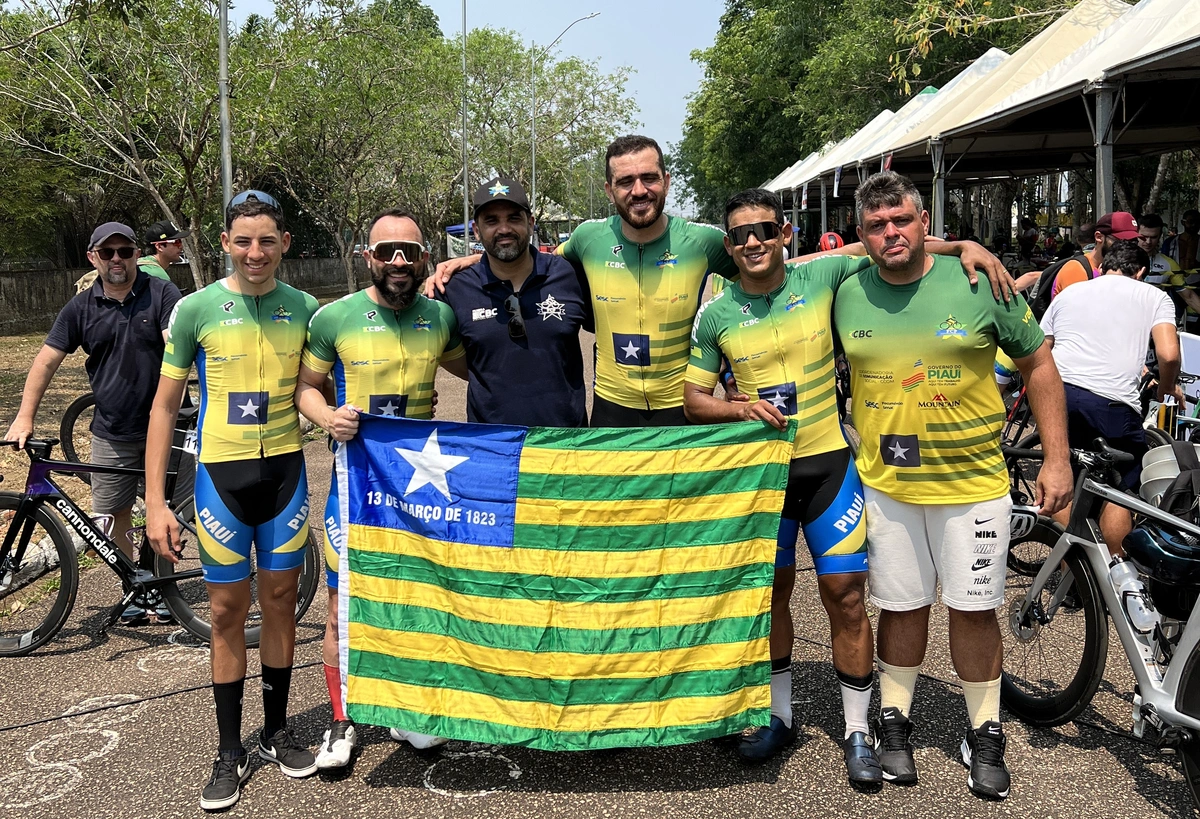 Ciclistas Hytalo, Alexandre, Fernando Correia, presidente da Federação Piauiense de Ciclismo, Kiko Rabelo, Lucas Melo e Danilo Diniz