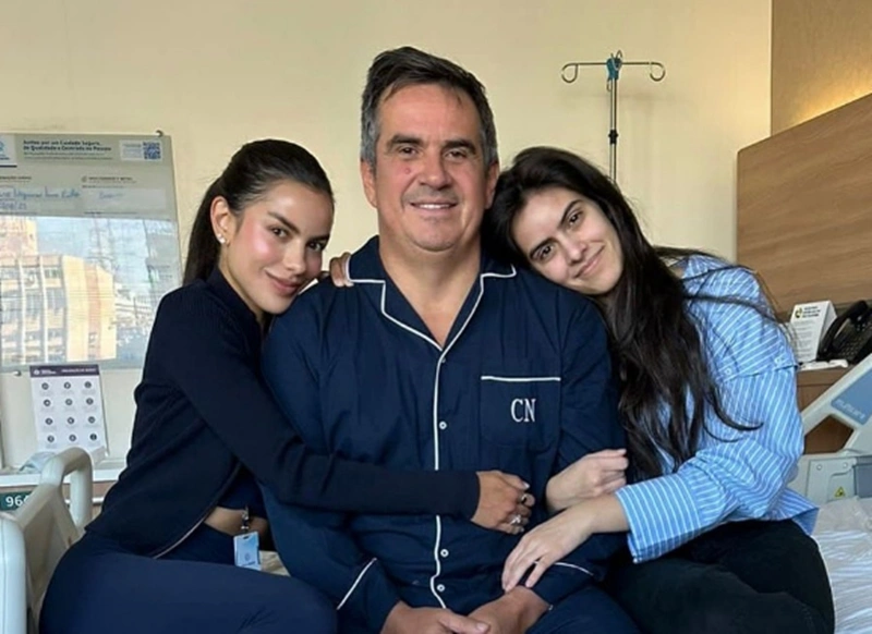 Ciro com as filhas no hospital
