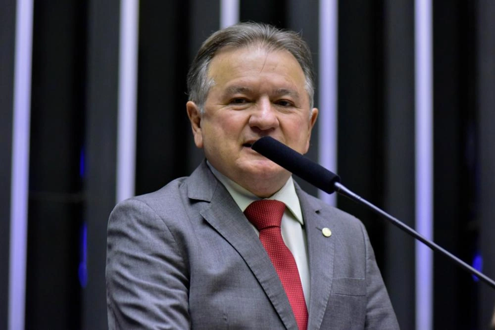 Deputado federal Merlong Solano