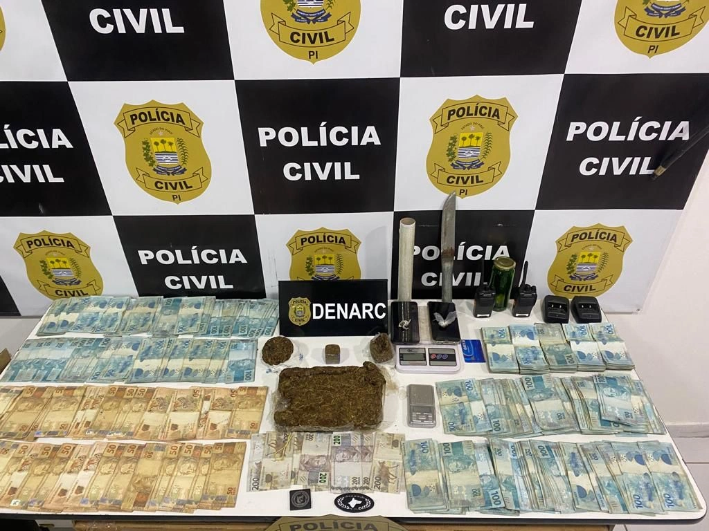 Foram encontrados dois quilos de "skunk", balanças de precisão, rádios, celulares e R$ 117 mil em espécie
