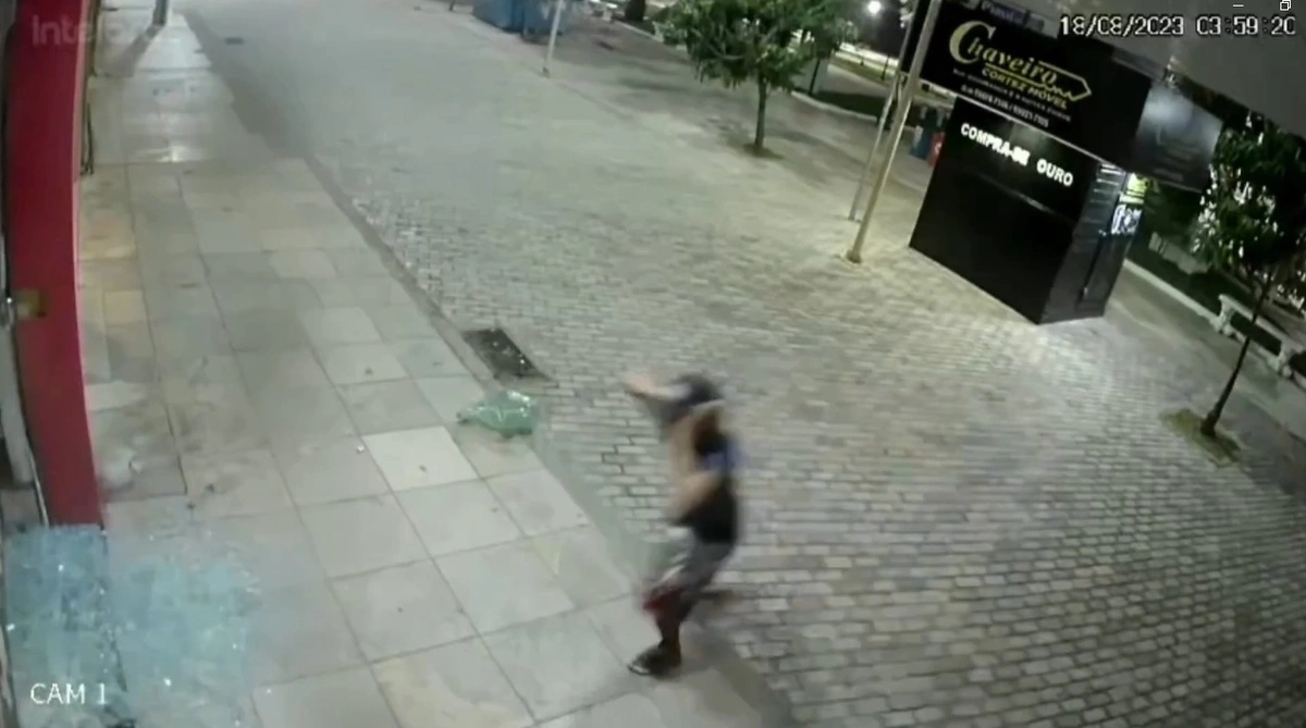 Homem quebra vidraça de loja e rouba o local