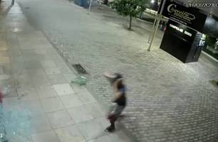 Homem quebra vidraça de loja e rouba o local (Foto: Reprodução/rede social)