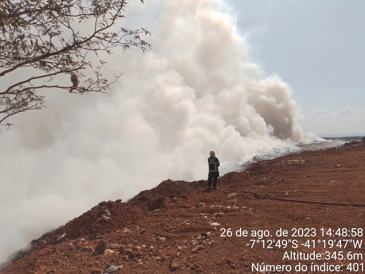 Incêndio de grandes proporções em Geminiano