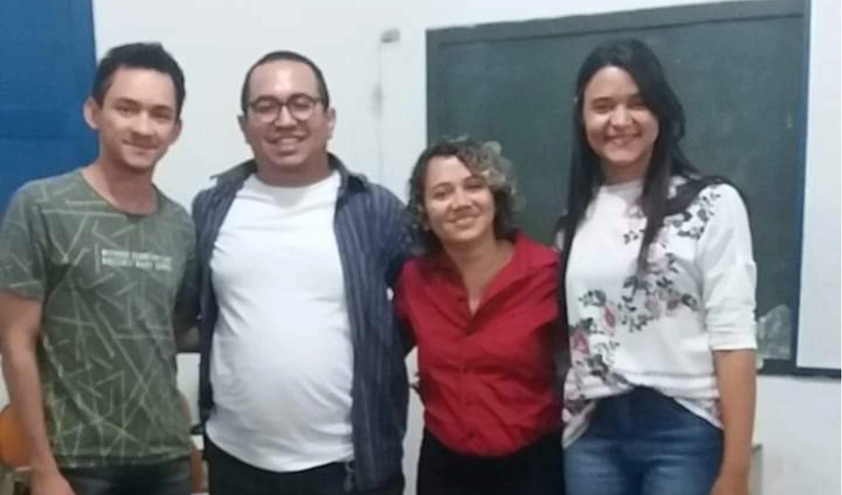 Laís Mendes ao lado dos porfessores da bancada de avaliação do seu TCC